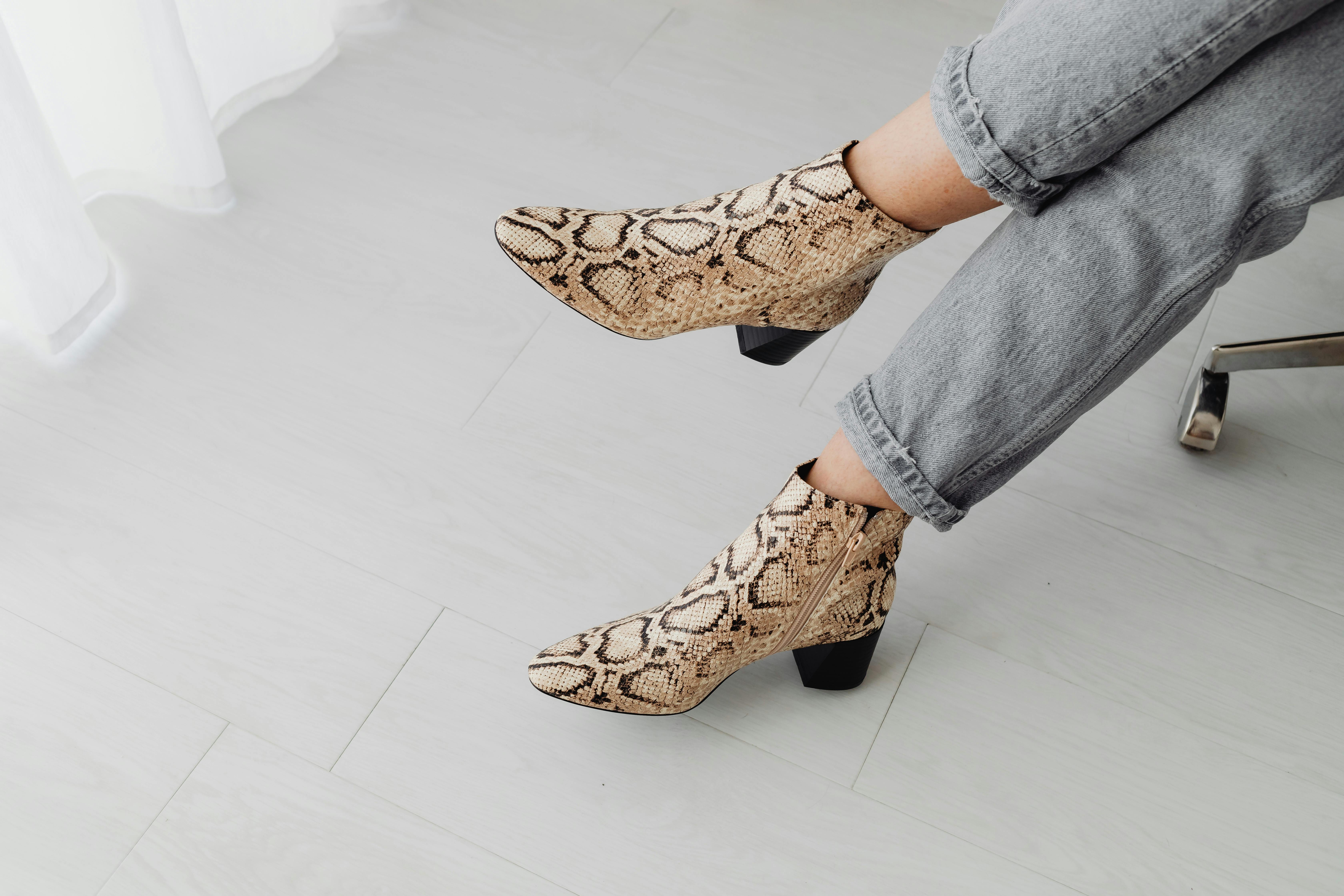 Boots चाहिए हो या  Heels, Flats, इतने कम प्राइस में ये Offers कहीं नहीं मिलेंगे आपको, ज़रूर देखें