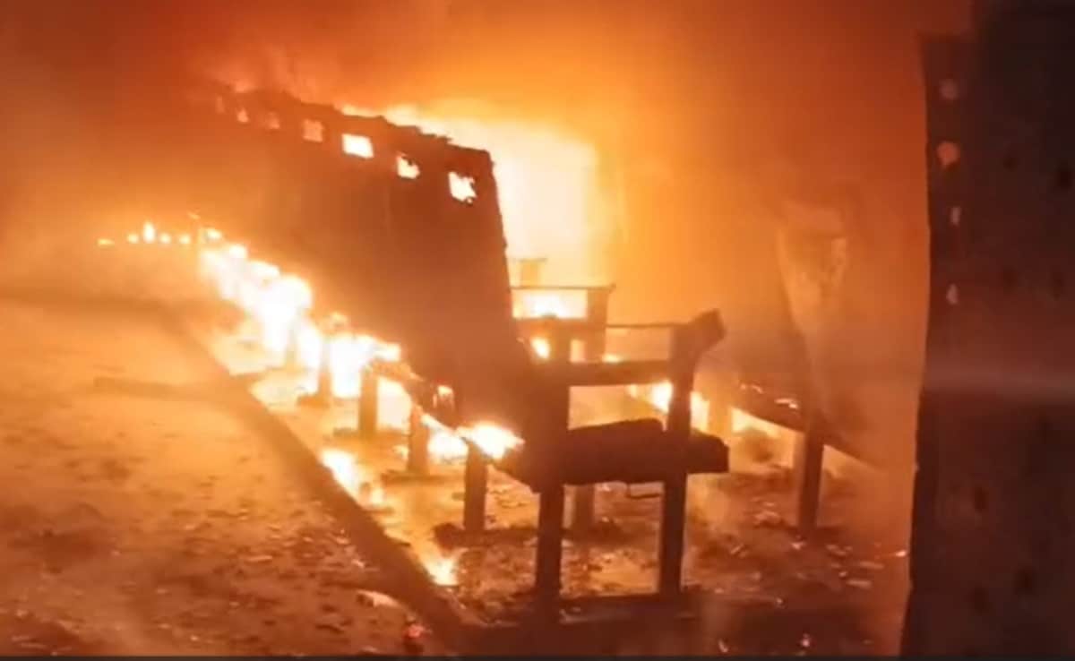 शुरुआती जांच में आग का कारण शार्ट सर्कि शुरुआती जांच में आग का कारण शार्ट सर्कि