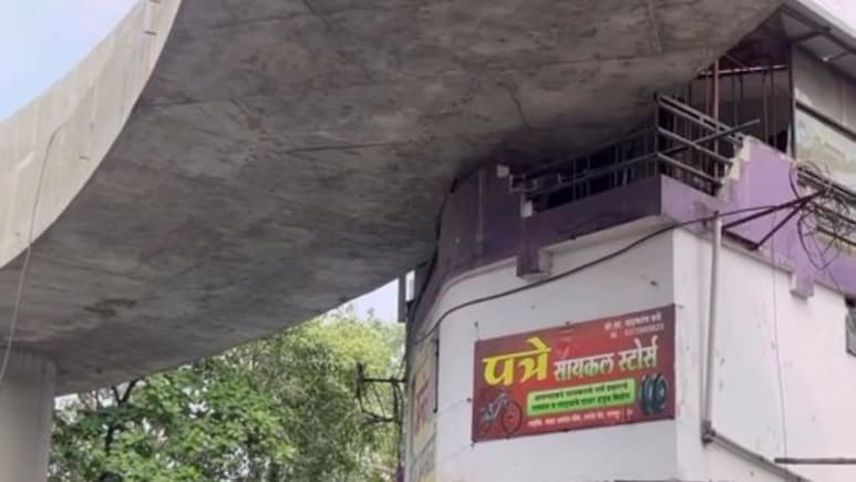 Nagpur News : नागपुरात उड्डाणपूल थेट घरात घुसला; वाचा काय आहे का कधीही न झालेला प्रकार....