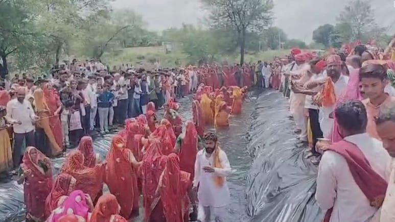 राजसमंद में 'समुद्र मंथन' की अनोखी परंपरा, अच्छी बारिश के लिए महिलाओं ने बनाया तालाब!