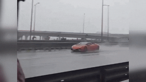 मुंबई: बारिश में फिसली करोड़ों की Lamborghini, डिवाइडर से टकराई, देखिए वीडियो
