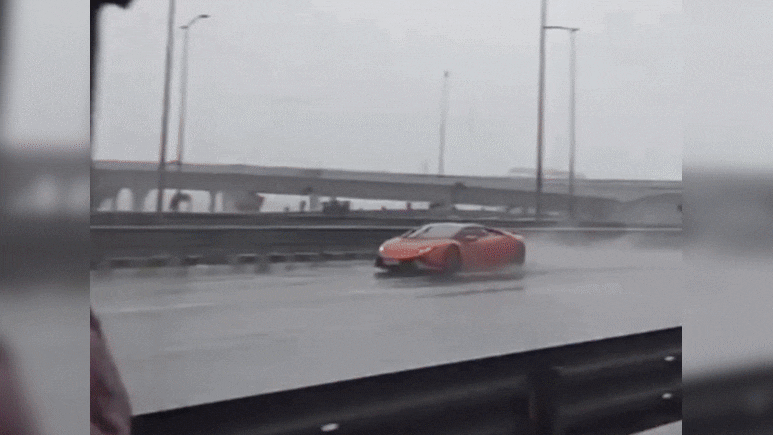 मुंबई: बारिश में फिसली करोड़ों की Lamborghini, डिवाइडर से टकराई, देखिए वीडियो