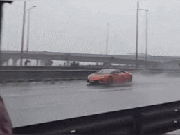 मुंबई: बारिश में फिसली करोड़ों की Lamborghini, डिवाइडर से टकराई, देखिए वीडियो मुंबई: बारिश में फिसली करोड़ों की Lamborghini, डिवाइडर से टकराई, देखिए वीडियो