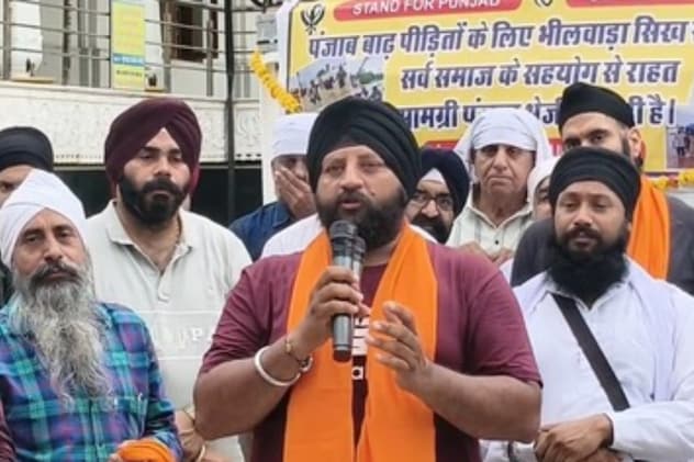 राहत सामग्री जुटाते शहरवासी राहत सामग्री जुटाते शहरवासी