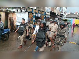 उज्जैन में गणेश उत्सव में 'लव जिहाद' की झांकी बनाने पर बवाल, पथराव होने के बाद पुलिस का लाठीचार्ज उज्जैन में गणेश उत्सव में 'लव जिहाद' की झांकी बनाने पर बवाल, पथराव होने के बाद पुलिस का लाठीचार्ज