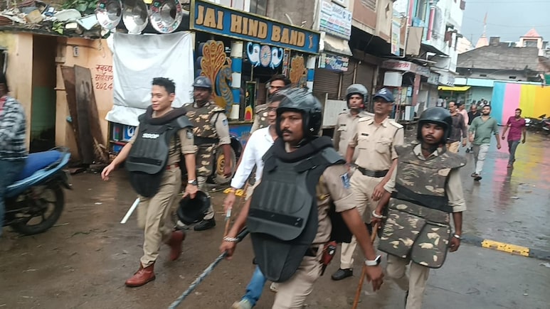 उज्जैन में गणेश उत्सव में 'लव जिहाद' की झांकी बनाने पर बवाल, पथराव होने के बाद पुलिस का लाठीचार्ज उज्जैन में गणेश उत्सव में 'लव जिहाद' की झांकी बनाने पर बवाल, पथराव होने के बाद पुलिस का लाठीचार्ज