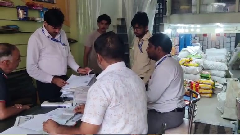 GST Raids: सतना के ड्राई फ्रूट कारोबारियों के ठिकानों पर जीएसटी का छापा, करोड़ों की टैक्स चोरी का है शक