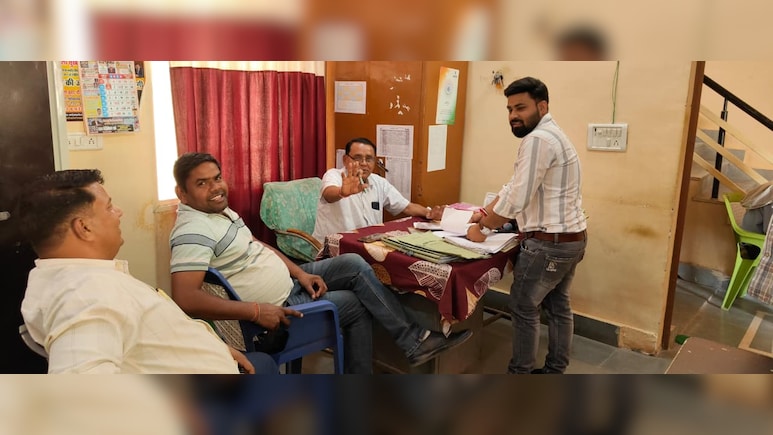पुलिस रिकॉर्ड में फरार CMO गोहद नगर पालिका में कर रहे ड्यूटी, Police की निष्क्रियता पर उठे सवाल