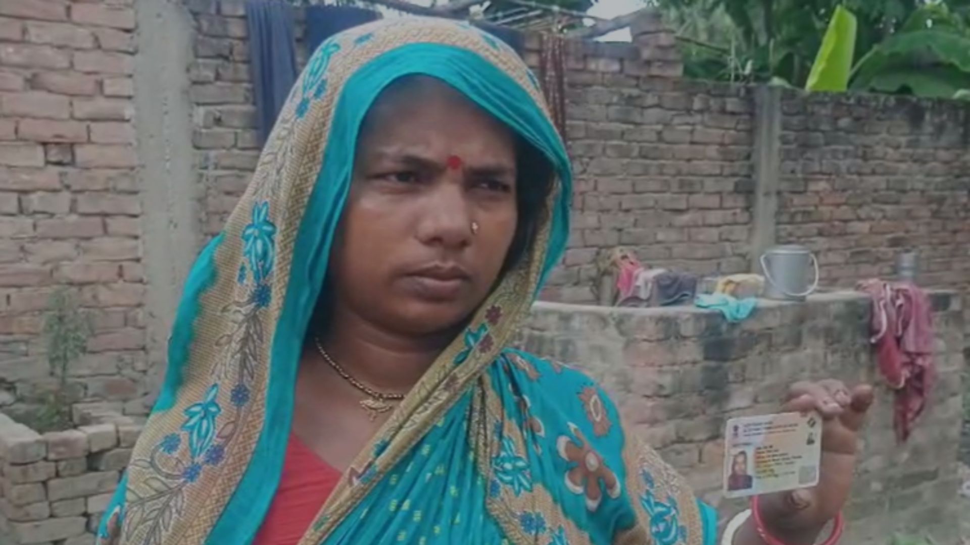 बिहार में यह कैसा कमाल! 1 या 2 वोटर कार्ड नहीं, रीता देवी के हैं कुल 8 वोटर कार्ड