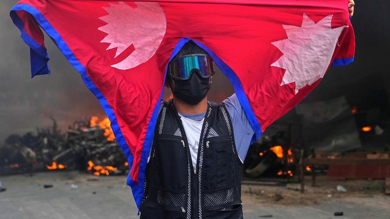 Nepal Protest : नेपाळमध्ये आंदोलकांचा हैदोस; माजी PM च्या पत्नीचा होरपळून मृत्यू, अर्थमंत्र्यांवर हल्ला, Video Nepal Protest : नेपाळमध्ये आंदोलकांचा हैदोस; माजी PM च्या पत्नीचा होरपळून मृत्यू, अर्थमंत्र्यांवर हल्ला, Video