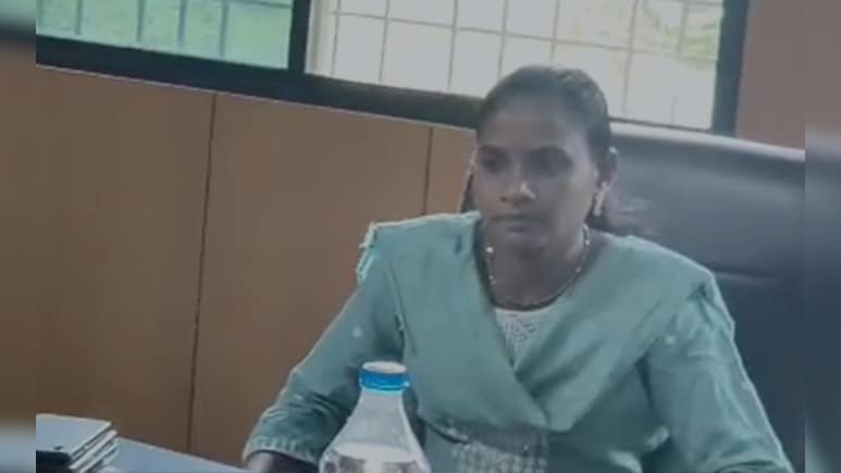गरियाबंद में 8 लाख रुपये की इनामी नक्सली ने किया सरेंडर, मारे गए नक्सली DVC मेंबर सत्यम की पत्नी है गरियाबंद में 8 लाख रुपये की इनामी नक्सली ने किया सरेंडर, मारे गए नक्सली DVC मेंबर सत्यम की पत्नी है