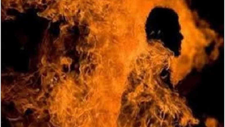 बीकानेर में दिल दहला देने वाली घटना, कोठारी हॉस्पिटल के पास शख्स ने खुद को लगाई आग; PBM हॉस्पिटल में भर्ती बीकानेर में दिल दहला देने वाली घटना, कोठारी हॉस्पिटल के पास शख्स ने खुद को लगाई आग; PBM हॉस्पिटल में भर्ती