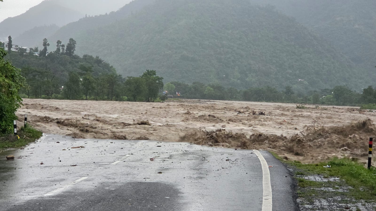 देहरादून में कुदरत का कोहराम: सौंग नदीं में भयंकर उफान, मालदेवता में सड़कें कटीं, सहस्त्रधारा में बादल फटा