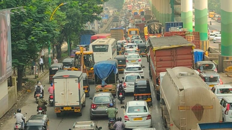 Thane Ghodbunder Traffic: घोडबंदर रोडवर काय झाले ? रस्ता पूर्ण जाम, 20 मिनिटे गाड्या एकाच जागी उभ्या Thane Ghodbunder Traffic: घोडबंदर रोडवर काय झाले ? रस्ता पूर्ण जाम, 20 मिनिटे गाड्या एकाच जागी उभ्या