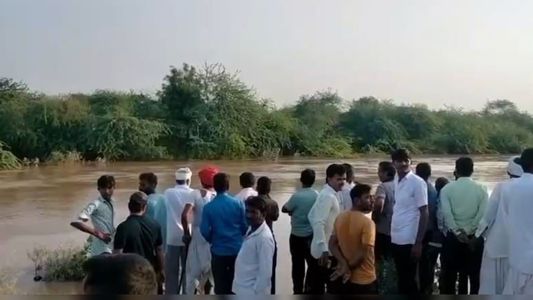 लाखनी पुलिए पर दर्दनाक हादसा,युवक का पैर फिसलने से नदी में बहा; रेस्क्यू जारी लाखनी पुलिए पर दर्दनाक हादसा,युवक का पैर फिसलने से नदी में बहा; रेस्क्यू जारी