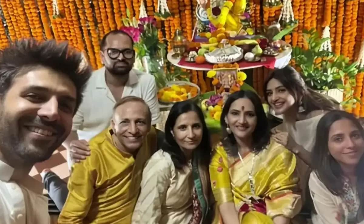 Amid Dating Rumours, Kartik Aaryan And Sreeleela Celebrate Ganesh Chaturthi Together. See Pics