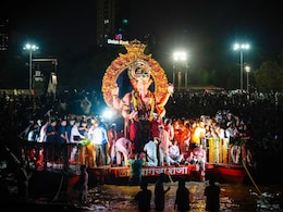 Lalbaugcha Raja Visarjan: विसर्जन में देरी से लालबाग के राजा के भक्तगण हुए निराश तो धर्माचार्यों ने भी उठाए सवाल Lalbaugcha Raja Visarjan: विसर्जन में देरी से लालबाग के राजा के भक्तगण हुए निराश तो धर्माचार्यों ने भी उठाए सवाल