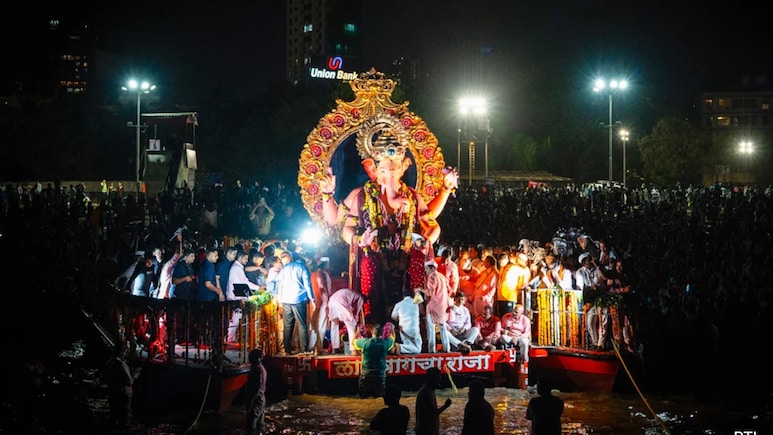 Lalbaugcha Raja Visarjan: विसर्जन में देरी से लालबाग के राजा के भक्तगण हुए निराश तो धर्माचार्यों ने भी उठाए सवाल Lalbaugcha Raja Visarjan: विसर्जन में देरी से लालबाग के राजा के भक्तगण हुए निराश तो धर्माचार्यों ने भी उठाए सवाल