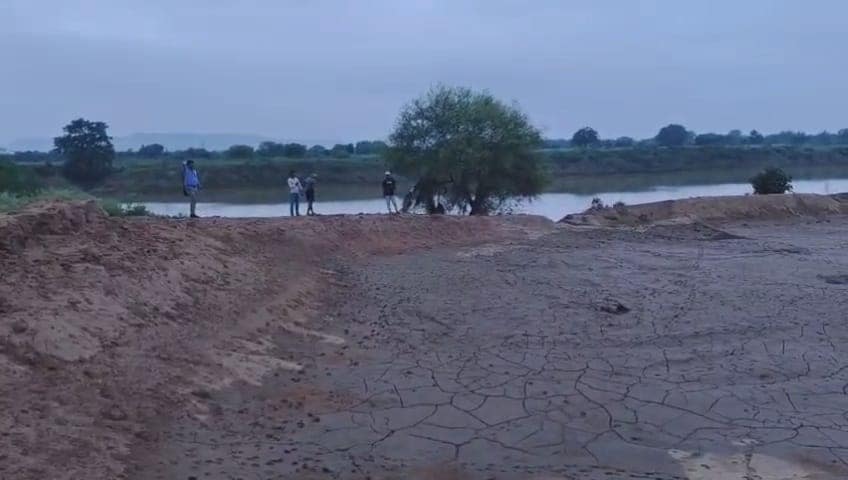 इसी जगह पर कुछ दिनों पहले लबालब भरा तालाब हुआ करता था. इसी जगह पर कुछ दिनों पहले लबालब भरा तालाब हुआ करता था.