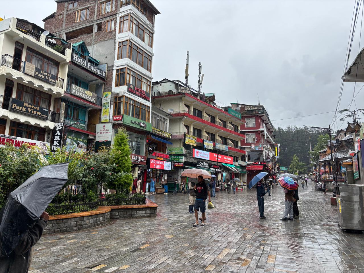 मॉनसून की तबाही ने मनाली की रौनक छीनी, सैलानियों की जगह पसरा सन्नाटा, सैलाब में बह गए होटल्स