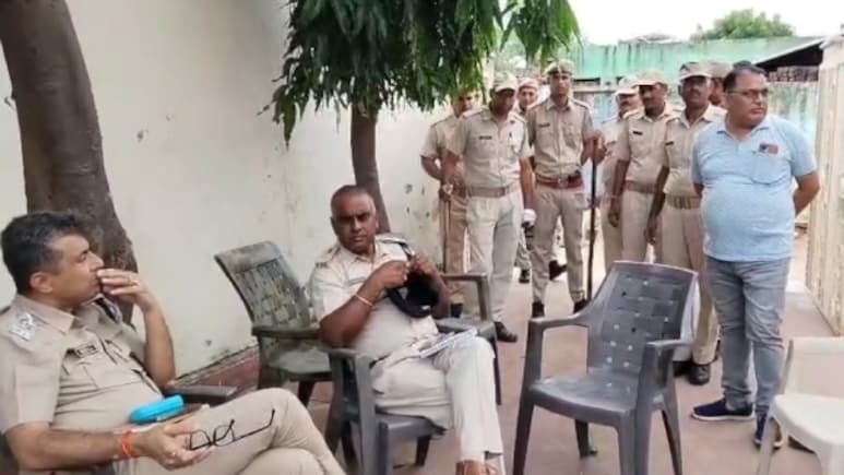 पूर्व विधायक बच्चू बंसीवाल के घर में 50 लोगों ने घुसकर किया हमला, परिजनों को लाठी-डंडों से पीटा पूर्व विधायक बच्चू बंसीवाल के घर में 50 लोगों ने घुसकर किया हमला, परिजनों को लाठी-डंडों से पीटा
