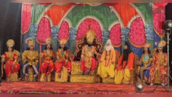 VIDEO: रामलीला के मंच पर दशरथ को आया हार्ट अटैक, अभिनय करते-करते थम गईं सांसें