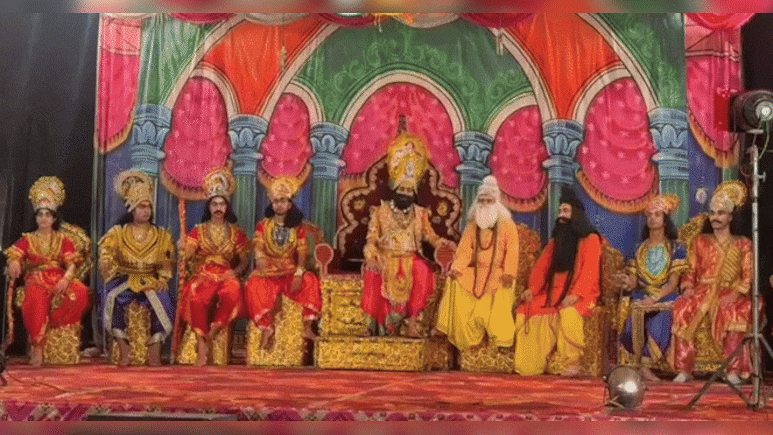 VIDEO: रामलीला के मंच पर दशरथ को आया हार्ट अटैक, अभिनय करते-करते थम गईं सांसें