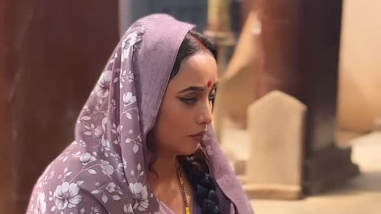 देसी लुक के साथ रानी चटर्जी ने सेट पर बनाई गोल-गोल रोटियां, दी नई फिल्म की जानकारी देसी लुक के साथ रानी चटर्जी ने सेट पर बनाई गोल-गोल रोटियां, दी नई फिल्म की जानकारी