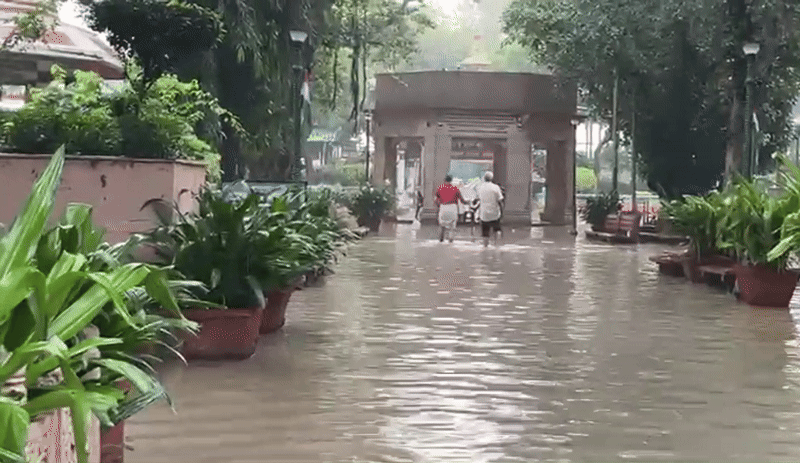 दरिया दरिया दिल्ली: 'सरकार की चौखट' तक पहुंच गई लगातार उफन रही यमुना, देखें तस्वीरें-वीडियो