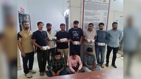 नोएडा STF ने साॅल्वर गैंग को दबोचा, 2 लाख में हो रही थी पेपर की डील, जानें पूरा मामला