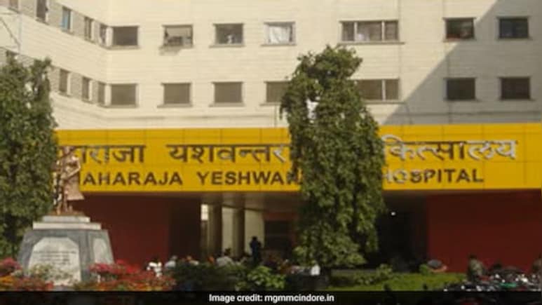 इंदौर MY हॉस्पिटल: दो दिन का चार्ज संभालने वाले डॉक्टर निलंबित, दशकों से जमे अफसर बख्शे गए?