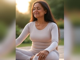 बढ़ती उम्र में झुर्रियों को कहें बाय-बाय, रोज ये योग करने से लौटेगा चेहरे का निखार बढ़ती उम्र में झुर्रियों को कहें बाय-बाय, रोज ये योग करने से लौटेगा चेहरे का निखार