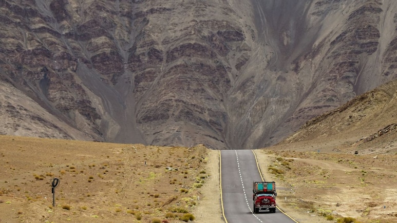 Magnetic Hill In Leh: The Road Where Cars Seem To Roll Uphill On Their Own Magnetic Hill In Leh: The Road Where Cars Seem To Roll Uphill On Their Own