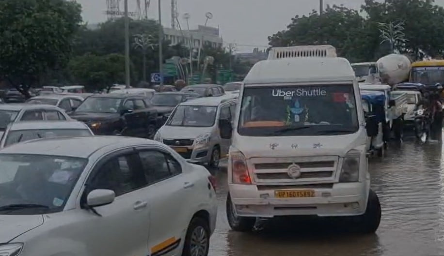 शहादरा मेट्रो के पास स्थित अंडरपास में पानी भरने से लगा जाम. शहादरा मेट्रो के पास स्थित अंडरपास में पानी भरने से लगा जाम.