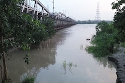 Flood Alert In Delhi: Yamuna Breaches Danger Mark, Homes Inundated Flood Alert In Delhi: Yamuna Breaches Danger Mark, Homes Inundated