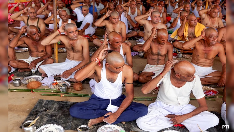 Pitru Paksha 2025 Upay: पितृपक्षात पितरांचा आशीर्वाद कसा मिळेल? श्राद्ध, तर्पण आणि दानाचे नियम जाणून घ्या Pitru Paksha 2025 Upay: पितृपक्षात पितरांचा आशीर्वाद कसा मिळेल? श्राद्ध, तर्पण आणि दानाचे नियम जाणून घ्या