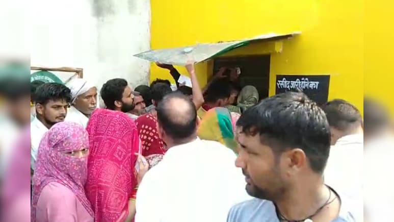 Rajasthan: डीएपी खाद के लिए महिलाएं-स्कूली बच्चे भी लंबी कतारों में कर रहे इंतजार, भरतपुर में दिखा ऐसा नजारा