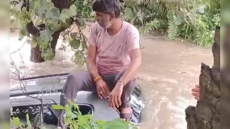 कार के साथ बहे युवक को ग्रामीणों ने बचाया, नशे में पार कर रहा था पुलिया, रोकने के बाद भी नहीं माना 