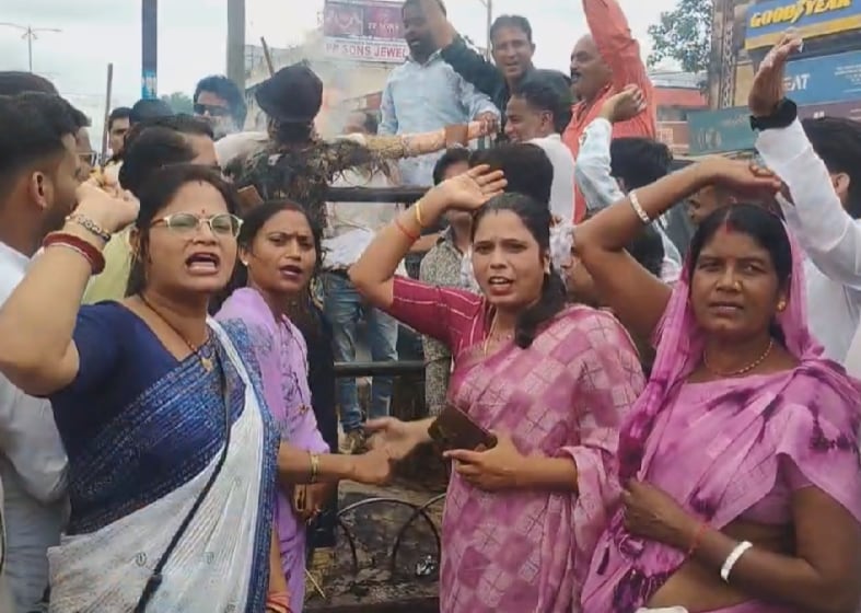 शिवपुरी में महिलाओं ने राहुल गांधी का फूंका पुतला शिवपुरी में महिलाओं ने राहुल गांधी का फूंका पुतला