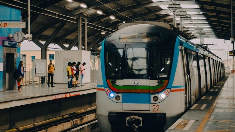 Maharashtra Public Transport News: एक QR Code वर मिळणार रेल्वे, मेट्रो, बसचे तिकीट Maharashtra Public Transport News: एक QR Code वर मिळणार रेल्वे, मेट्रो, बसचे तिकीट