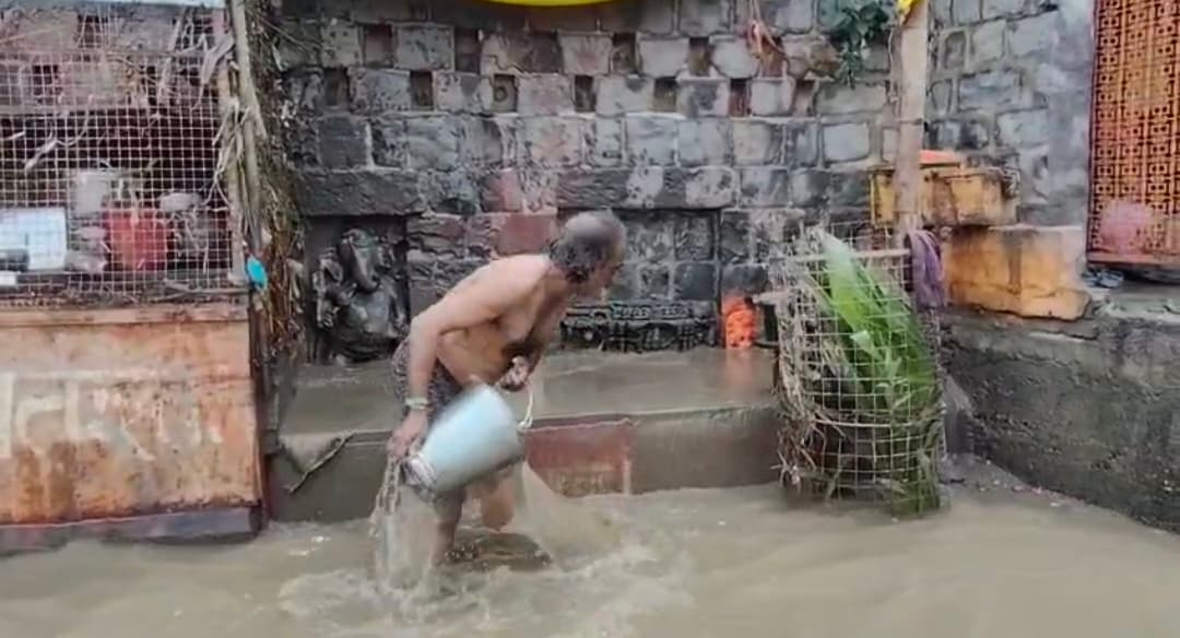शिप्रा का पानी तो उतर गया लेकिन अपने पीछे भारी मलबा और गाद छोड़ गया. शिप्रा का पानी तो उतर गया लेकिन अपने पीछे भारी मलबा और गाद छोड़ गया.