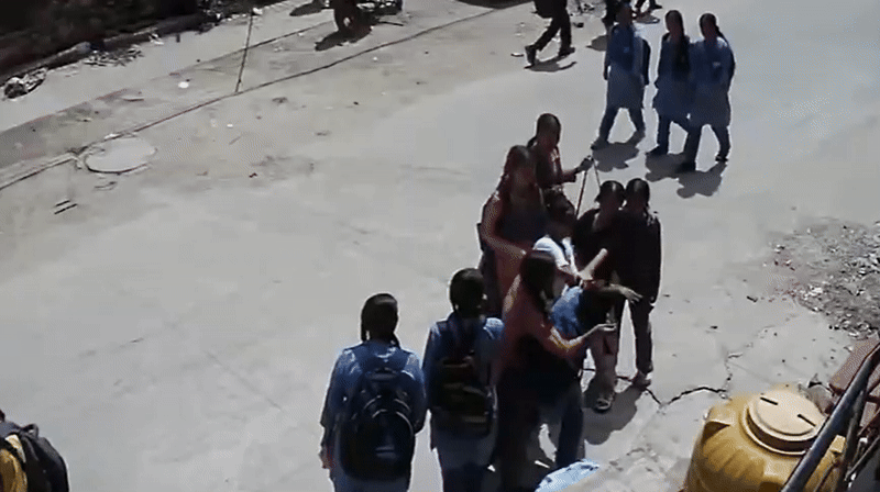 स्कूल की लड़की ने अपनी ही क्लासमेट को मारे ब्लेड, लगे 50 से ज्यादा टांके; आखिर किस बात का लिया बदला