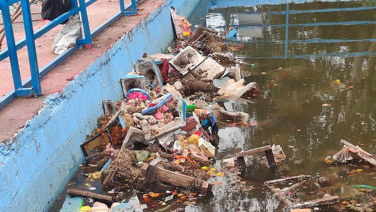 भोपाल में तो अब गणपति बाप्पा भी पूछ रहे होंगे- क्या मेरी जगह इस 'कचरे' में है ?