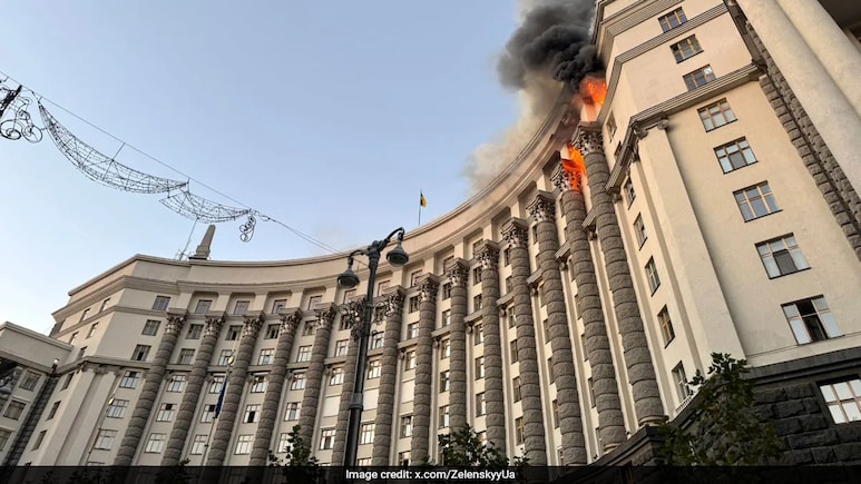 Smoke Seen Rising From Ukraine's Cabinet Building After Russian Strikes Smoke Seen Rising From Ukraine's Cabinet Building After Russian Strikes