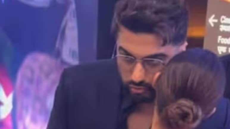 जब महफिल में एकदूसरे से टकराए Malaika Arora और Arjun Kapoor, कुछ ऐसा था नजारा- देखें VIDEO