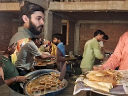 दुर्गा पंडालों में प्रसाद वितरण का नया ट्रेंड, भक्तों को बांटा जा रहा डोसा, आलू बंडा और पुलाव, लग रहीं लंबी कतारें दुर्गा पंडालों में प्रसाद वितरण का नया ट्रेंड, भक्तों को बांटा जा रहा डोसा, आलू बंडा और पुलाव, लग रहीं लंबी कतारें