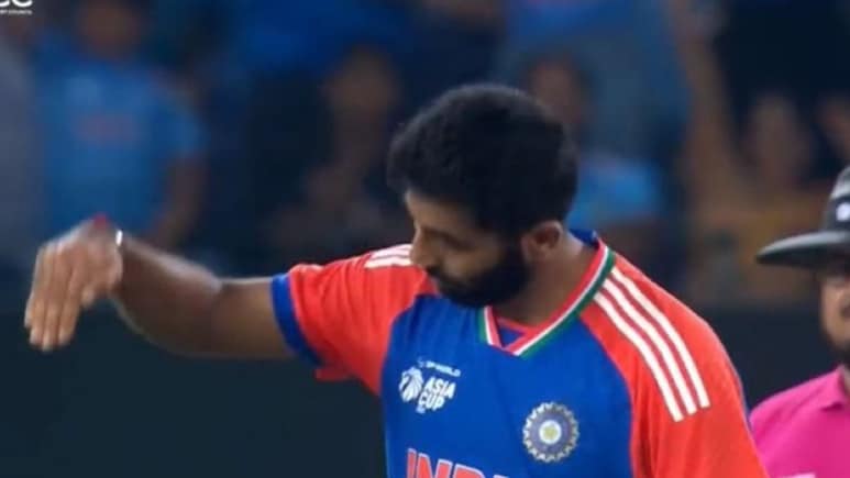 Ind vs PaK: बुमराह ने कराई हारिस रऊफ की 'लैंडिंग'... वायरल हुआ सेलिब्रेशन का ये स्टाइल, VIDEO Ind vs PaK: बुमराह ने कराई हारिस रऊफ की 'लैंडिंग'... वायरल हुआ सेलिब्रेशन का ये स्टाइल, VIDEO