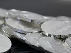 लखटकिया हुआ सोना, फिर भी रिटर्न के मामले में रह गया चांदी से पीछे, खरीदें या बेचें? जान लें एक्सपर्ट की राय