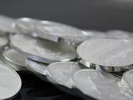 लखटकिया हुआ सोना, फिर भी रिटर्न के मामले में रह गया चांदी से पीछे, खरीदें या बेचें? जान लें एक्सपर्ट की राय लखटकिया हुआ सोना, फिर भी रिटर्न के मामले में रह गया चांदी से पीछे, खरीदें या बेचें? जान लें एक्सपर्ट की राय