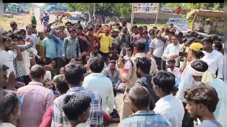 यहां आवारा गोवंशों की समस्या ने लिया विक्राल रूप, किसानों ने खोला मोर्चा